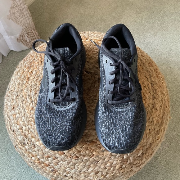Brooks men’s Black and Gray Sneakers great conditions.